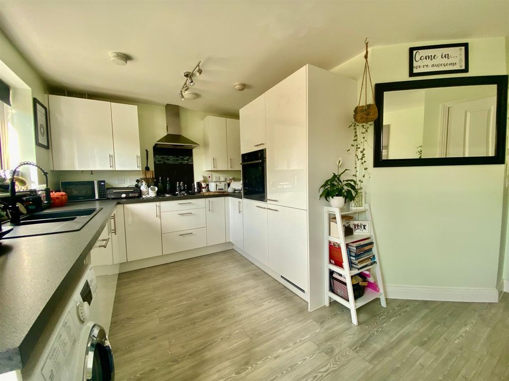 Property photo 3 of 27