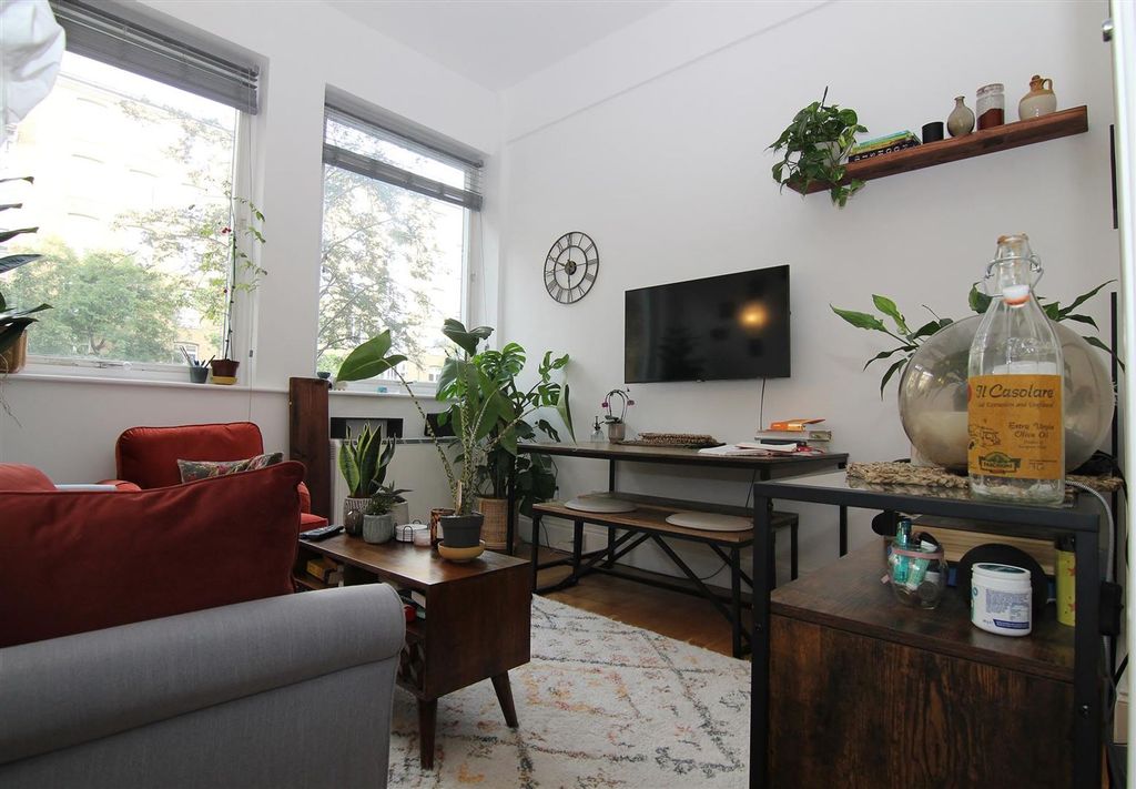 Property photo 2 of 15 Lounge