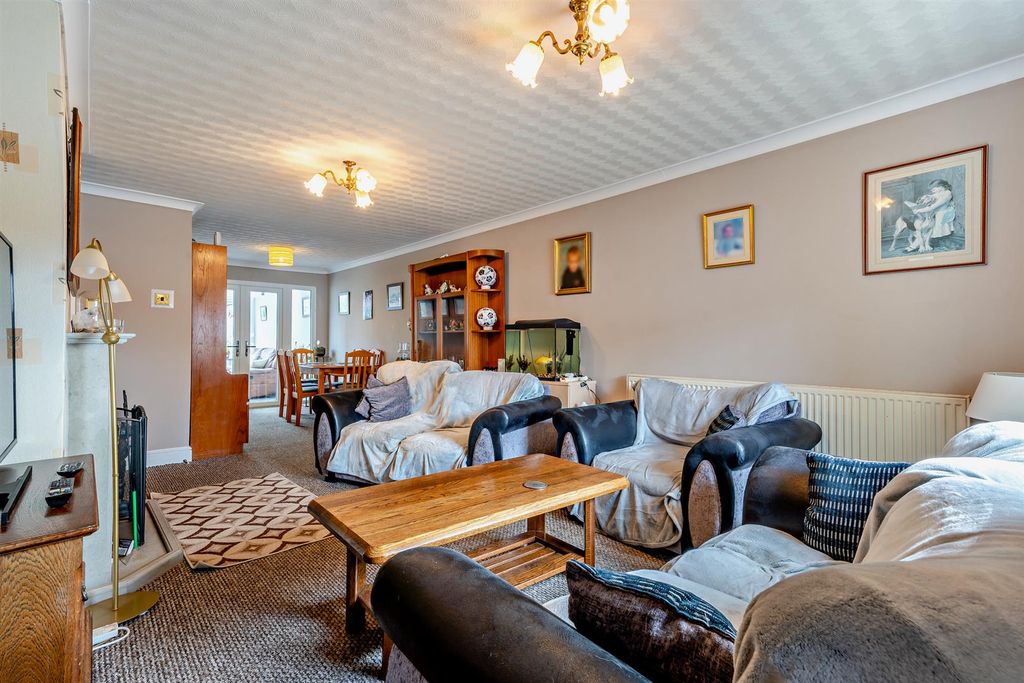 Property photo 3 of 18 8663984-Interior01-800.Jpg