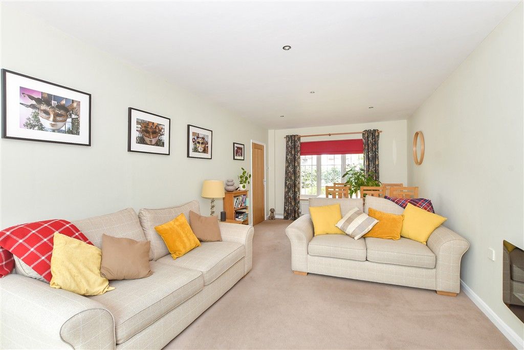 Property photo 3 of 13 Lounge