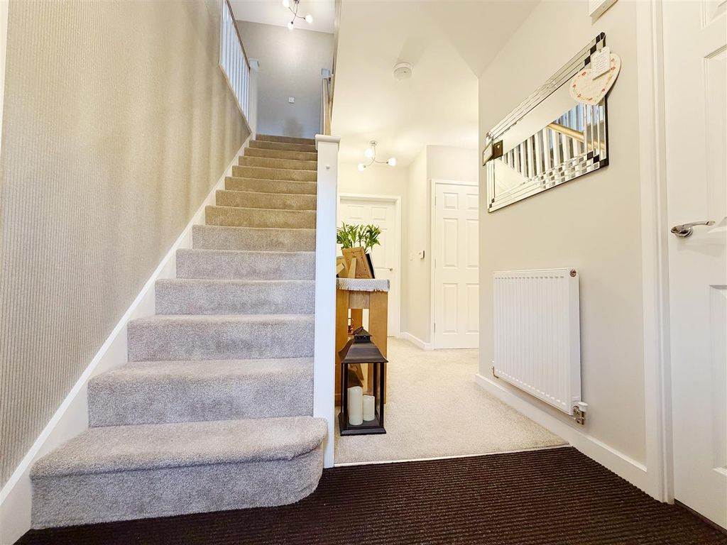 Property photo 3 of 35 Entrance Hall