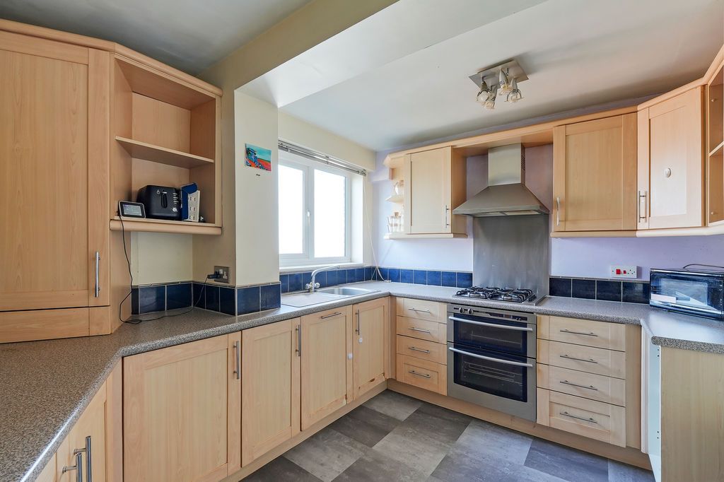 Property photo 3 of 18 Kitchen