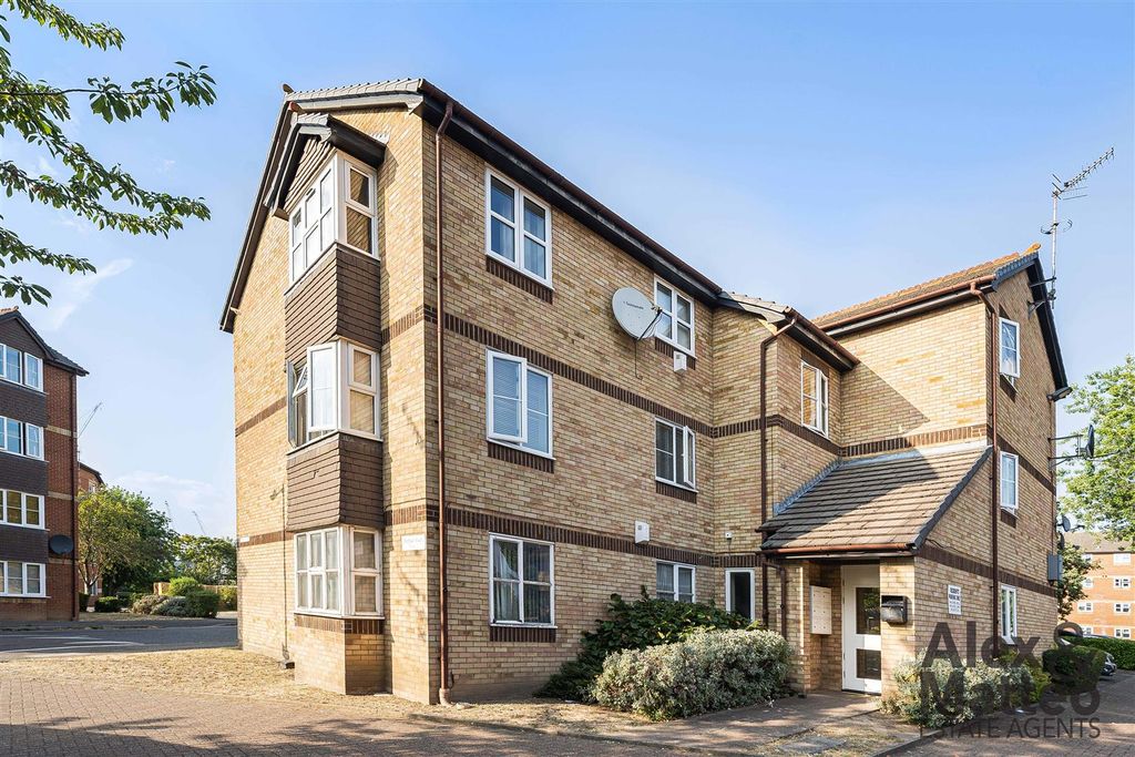 Property photo 3 of 18 Raphael Court