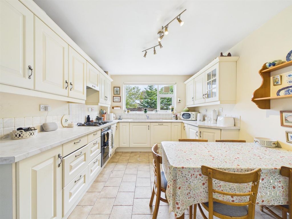Property photo 2 of 29 Kitchen