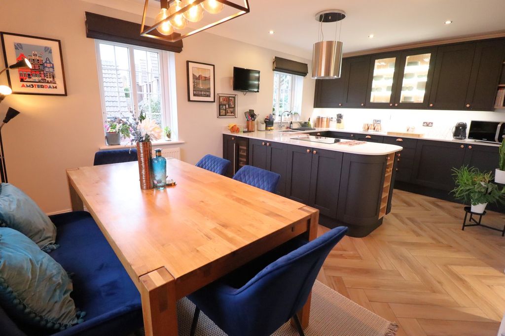 Property photo 2 of 32