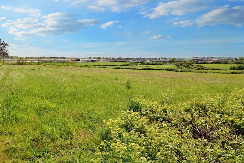 Property photo 3 of 27 Hurst Green