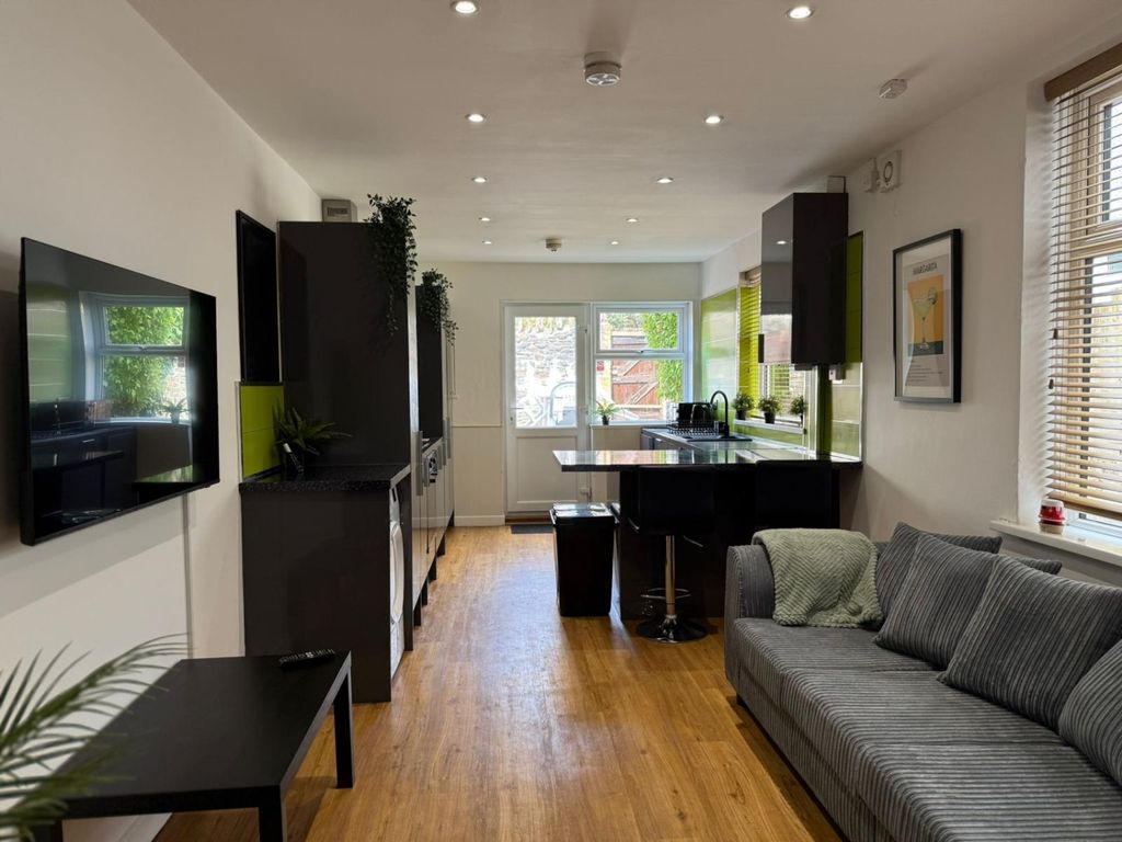 Property photo 1 of 22 11 Tewkesbury Street_3