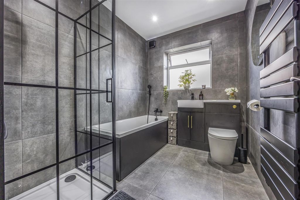 Property photo 2 of 28 7 Langdale Avenue, Drayton-Porticomarketing-Soldby