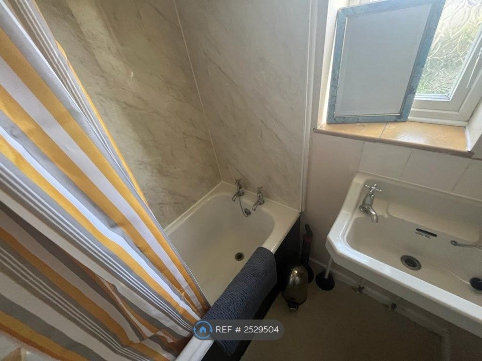 Property photo 2 of 8 Bathroom