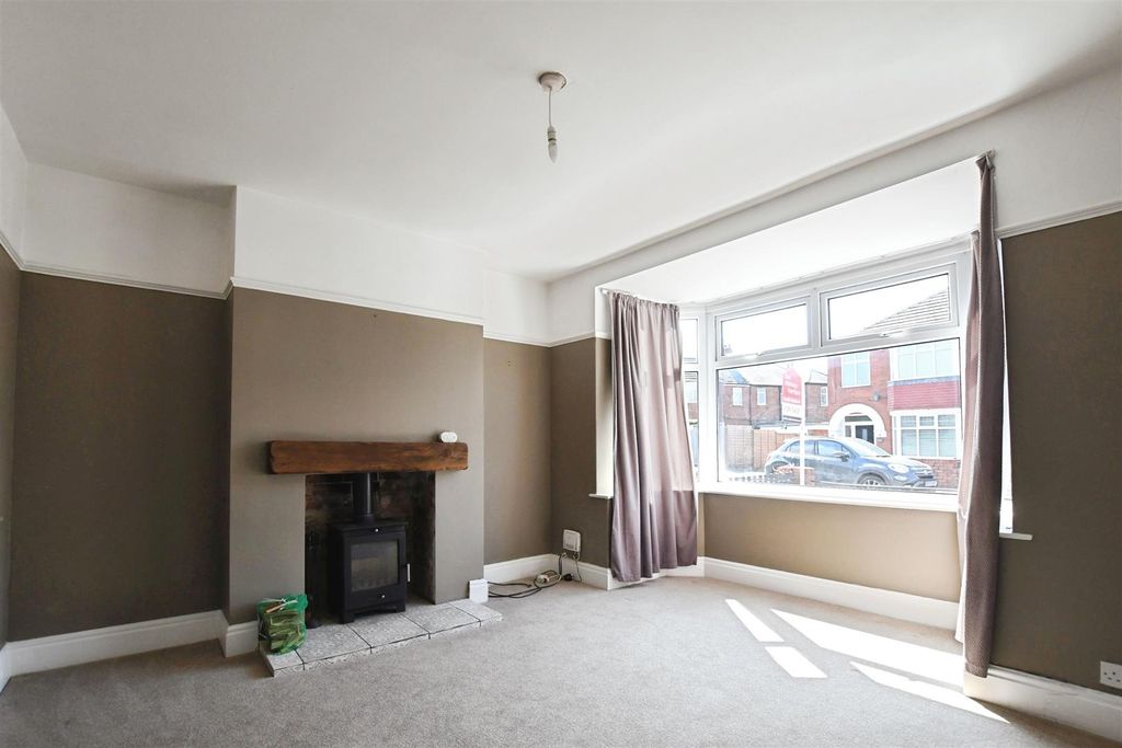 Property photo 3 of 17 Lounge