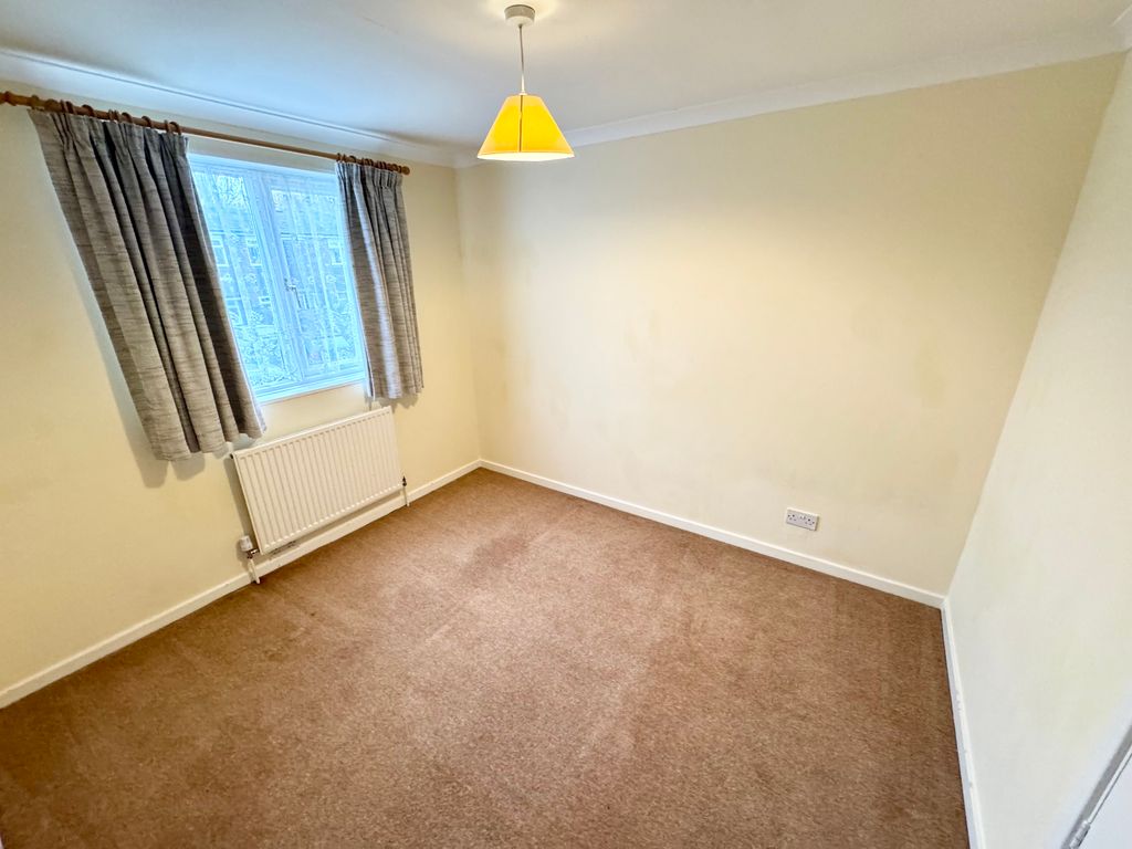 Property photo 2 of 10 13 Strudwicks Field - Bedroom 1