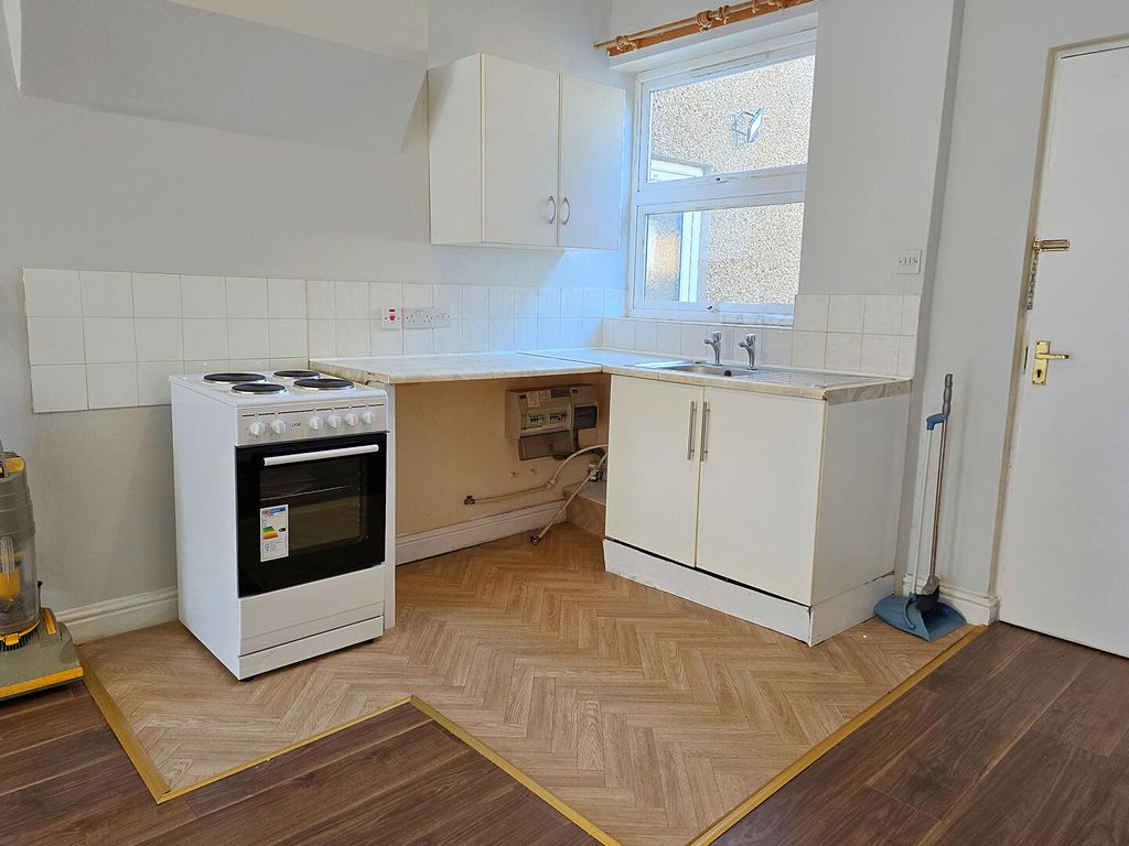 Property photo 1 of 6 Kitchen