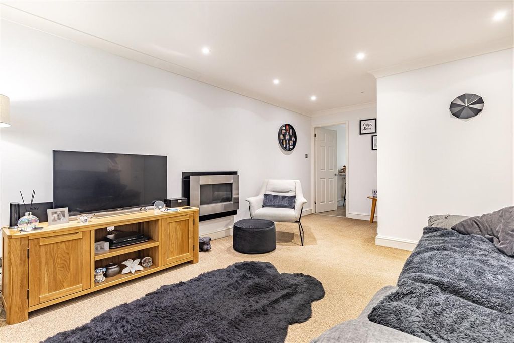 Property photo 2 of 17 16 Church Ln (1).Jpg