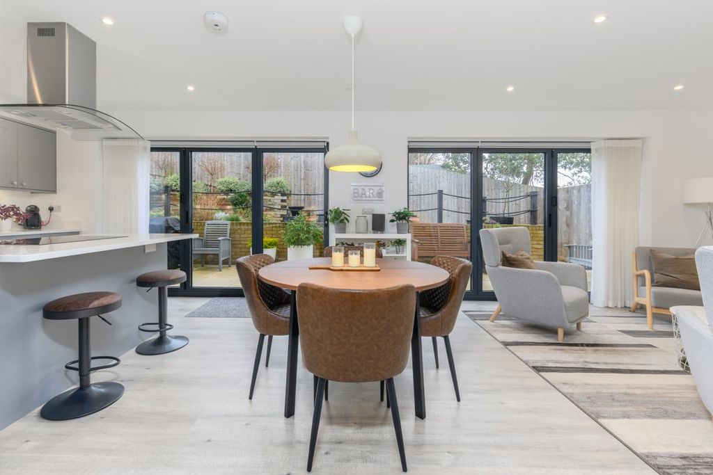 Property photo 3 of 27