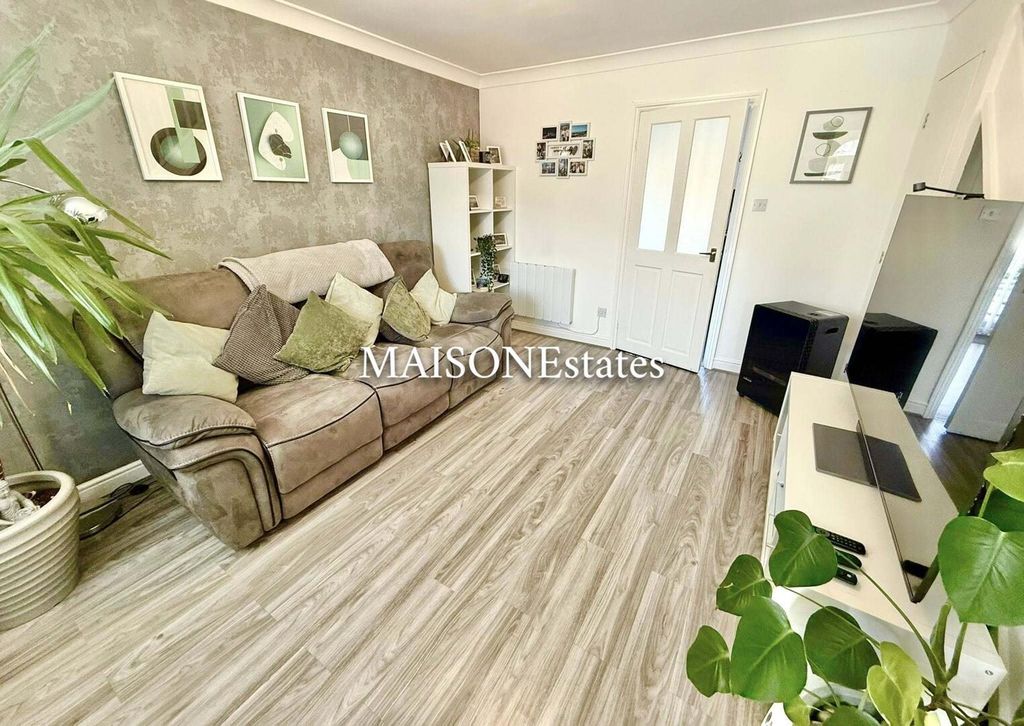 Property photo 1 of 8 Living Room