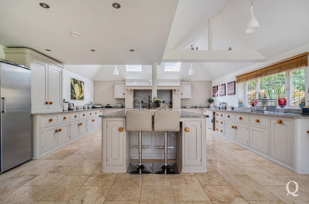 Property photo 3 of 50 80F90Bdb-9Ef9-48F...