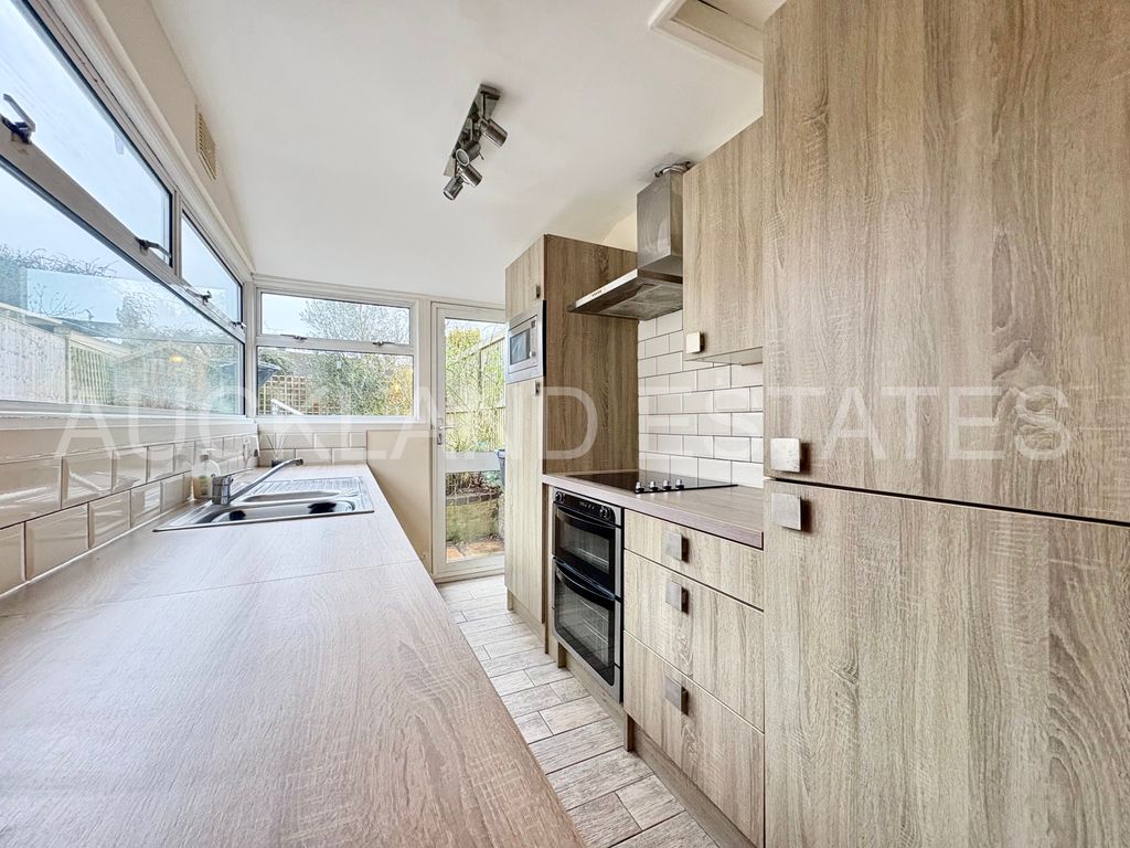 Property photo 3 of 15 Image00010