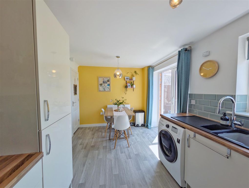 Property photo 3 of 19 Kitchen
