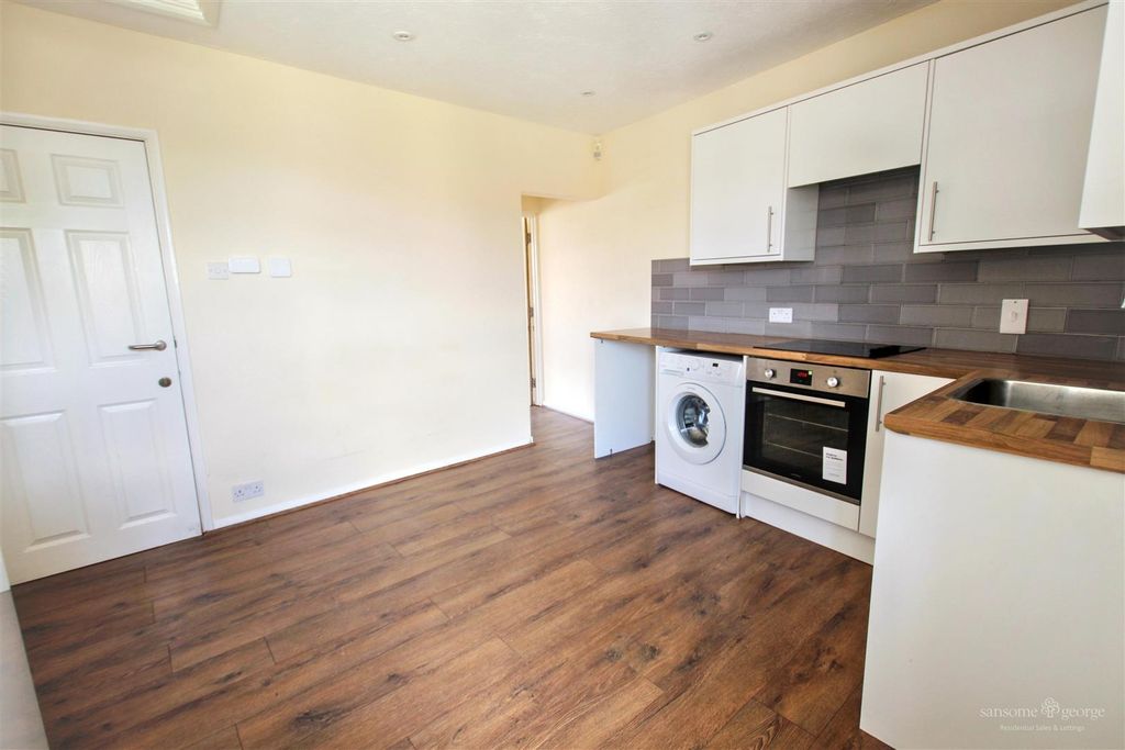 Property photo 3 of 7 Kitchen