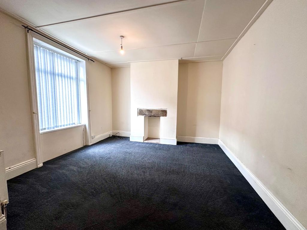 Property photo 3 of 13 Lounge