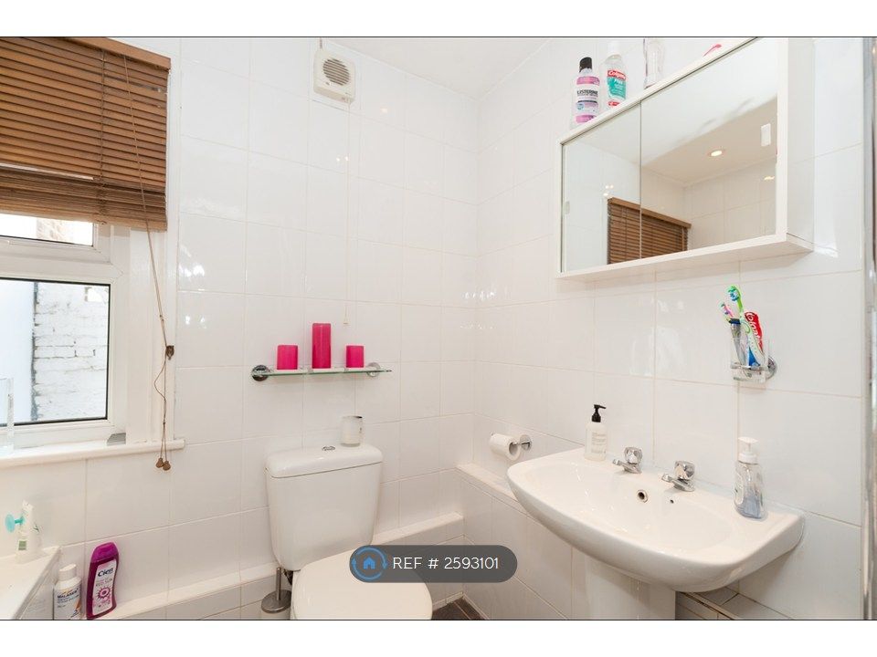Property photo 3 of 11 Bathroom