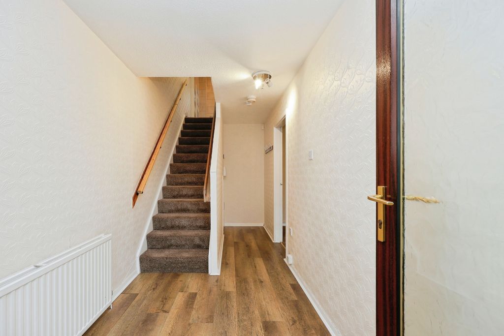 Property photo 3 of 20 Entrance Hall