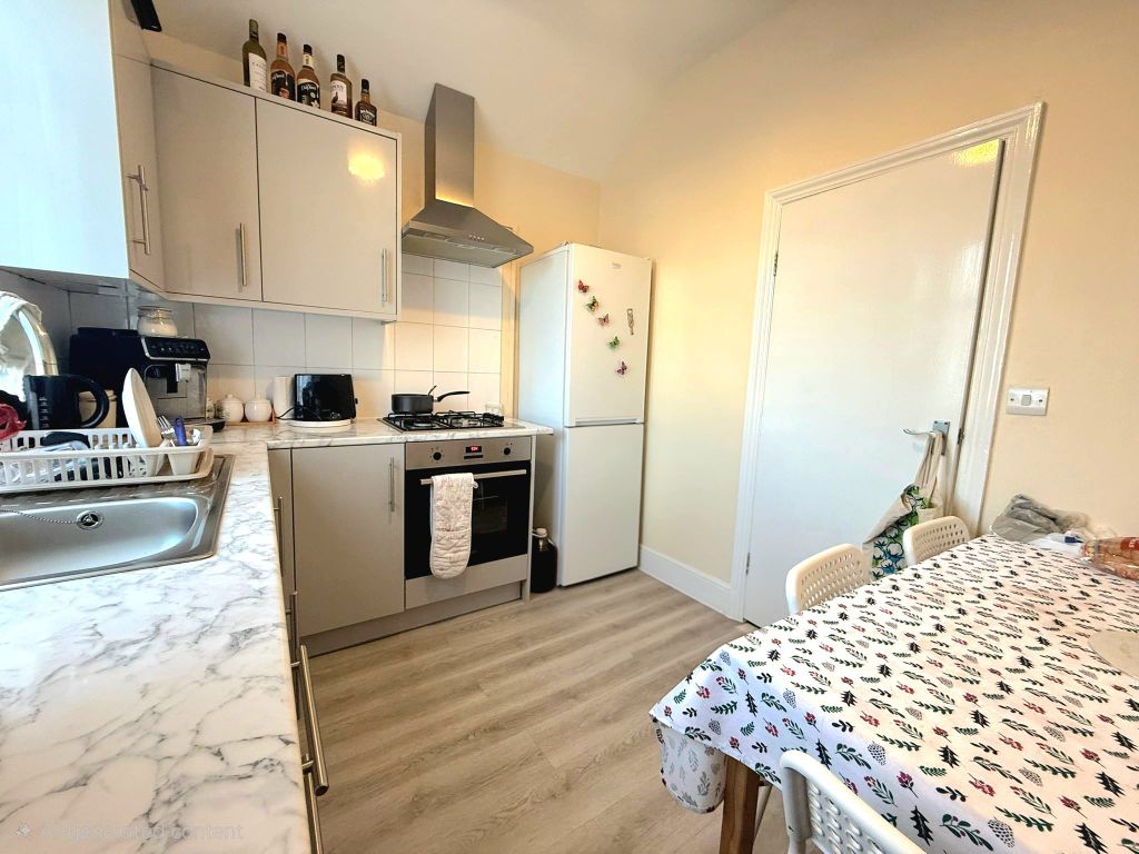 Property photo 1 of 10 Kitchen 2