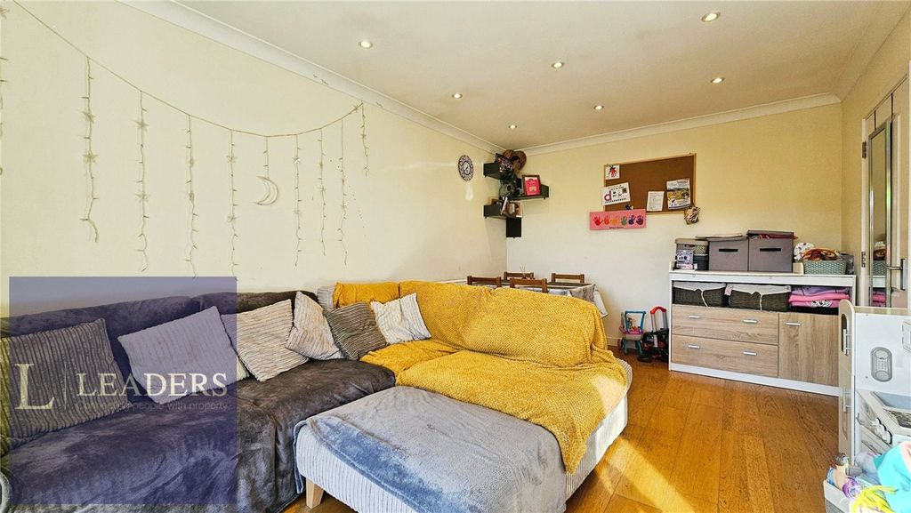 Property photo 2 of 11 Lounge