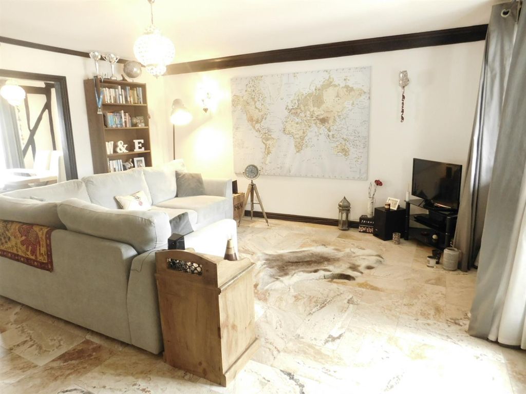 Property photo 2 of 23 Lounge