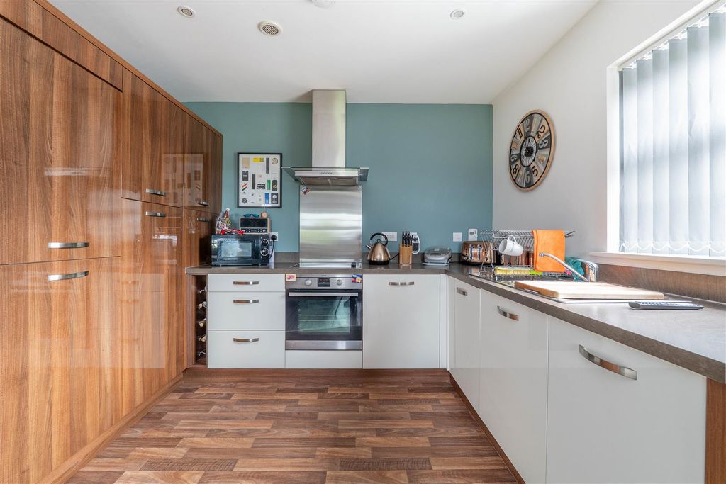 Property photo 3 of 14 Kitchen