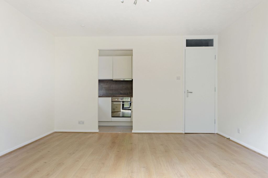 Property photo 3 of 10 Kitchen