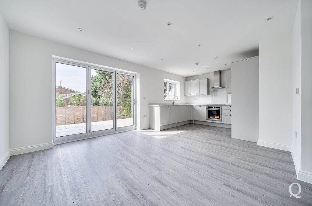 Property photo 2 of 17 Fd50B5B0-7A73-400...