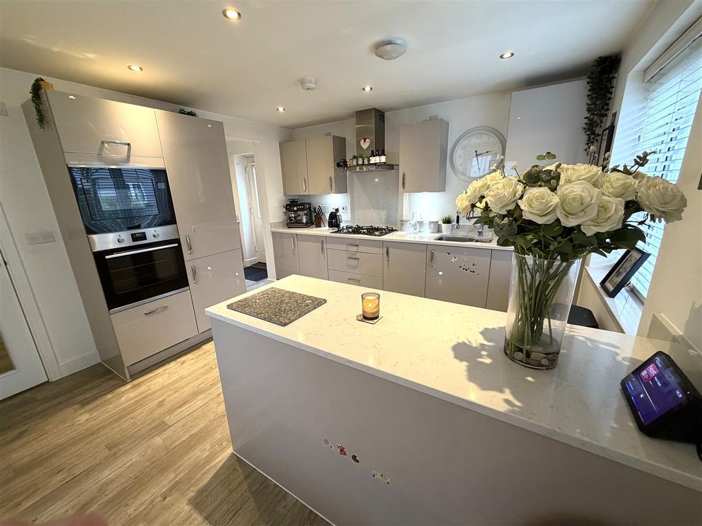 Property photo 2 of 28