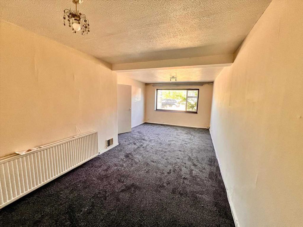 Property photo 3 of 13 Lounge