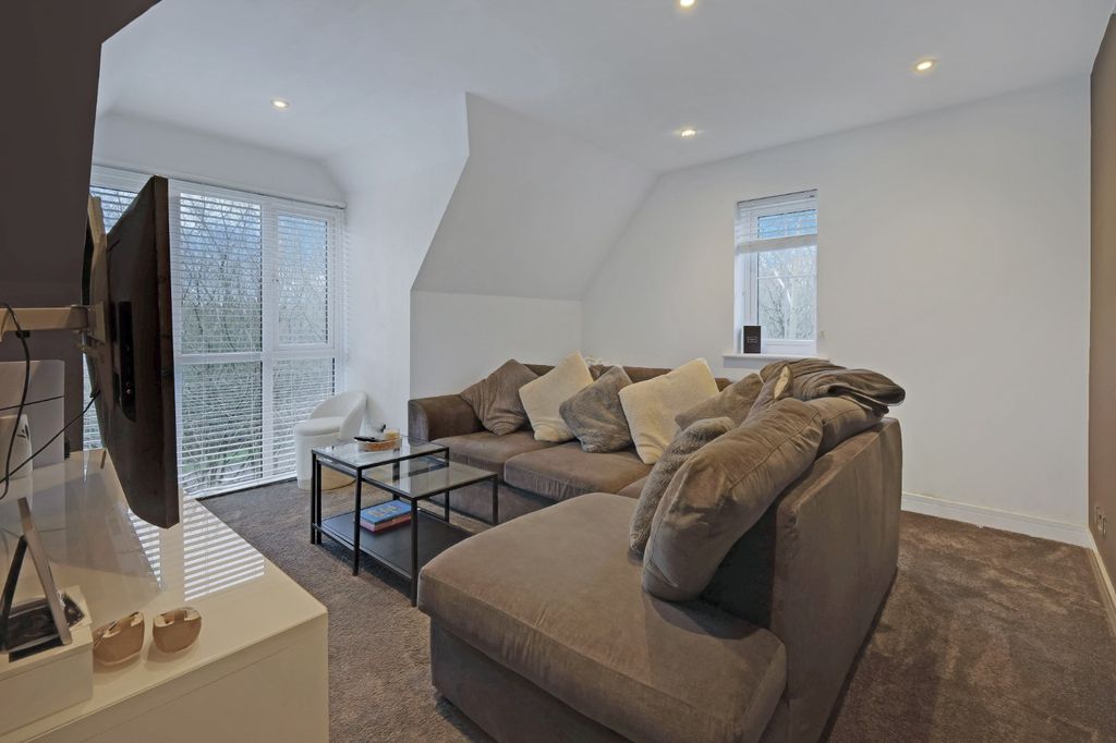 Property photo 2 of 11 4888073