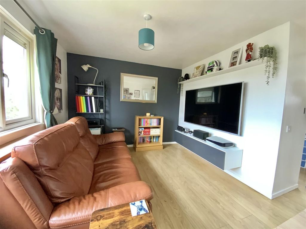 Property photo 3 of 6