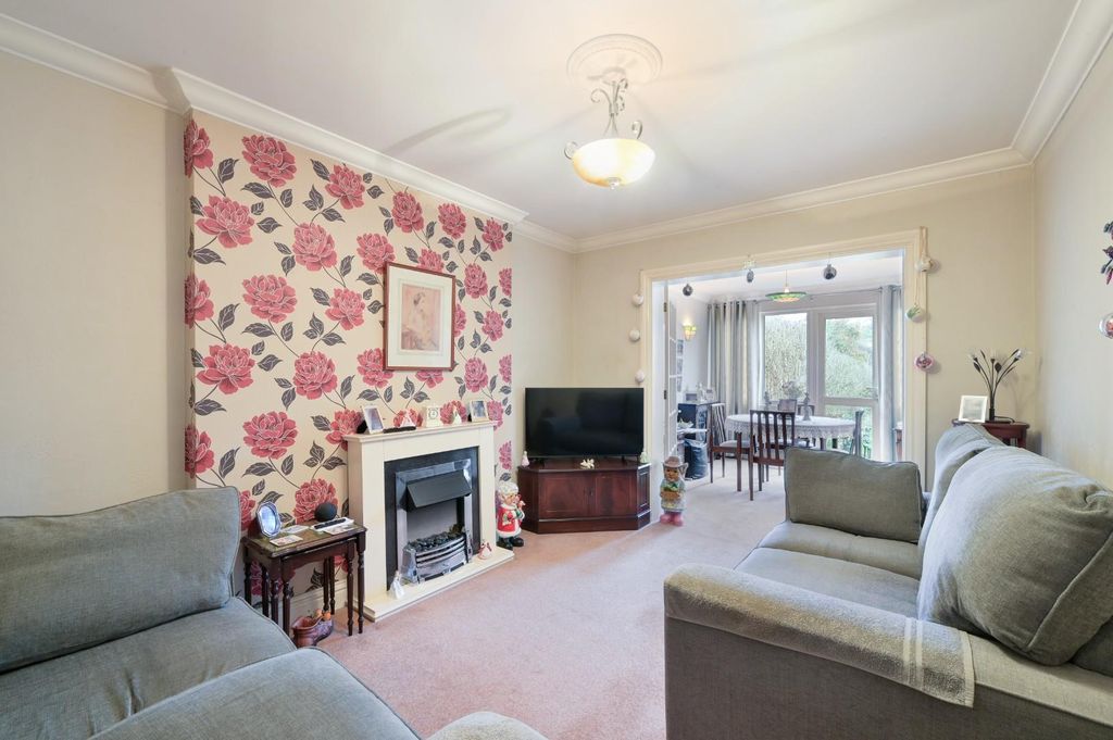 Property photo 3 of 19 Kirby Close