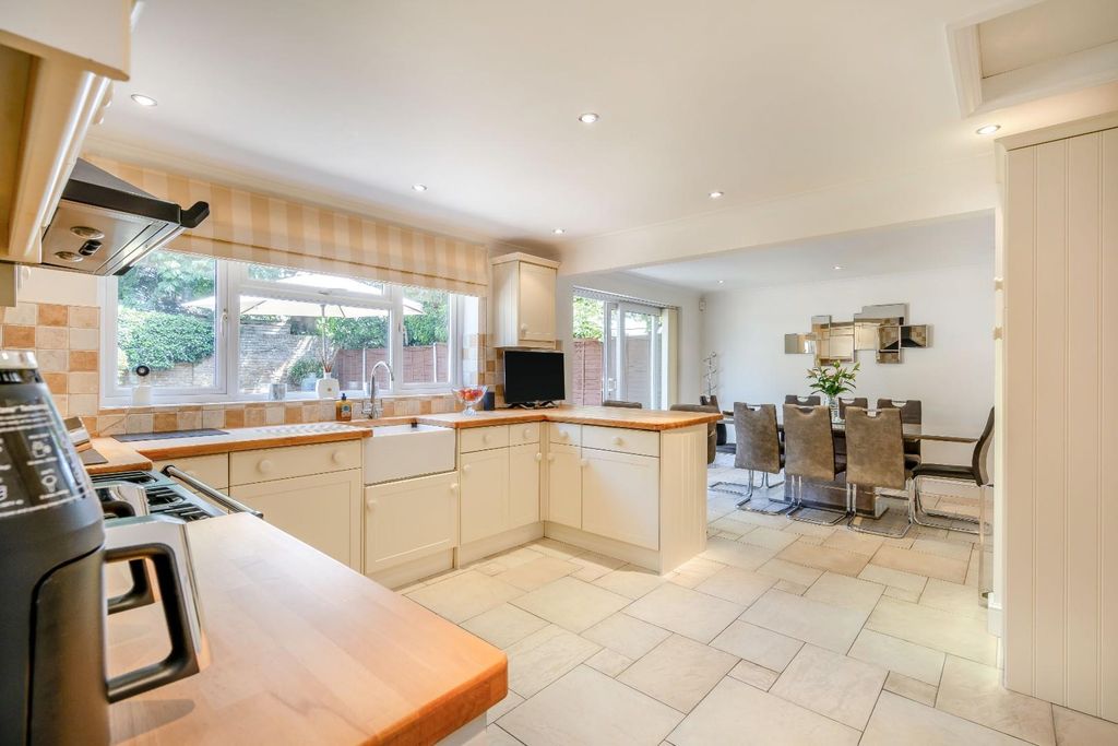 Property photo 3 of 28 8692779-Interior07.Jpg