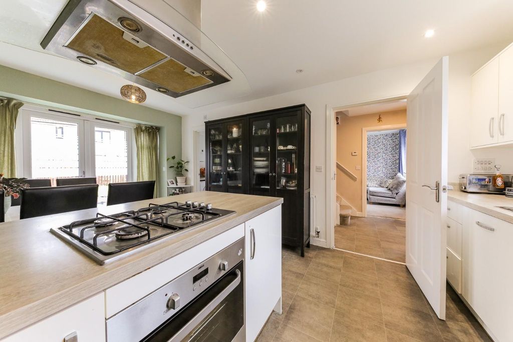 Property photo 3 of 19 Kitchen
