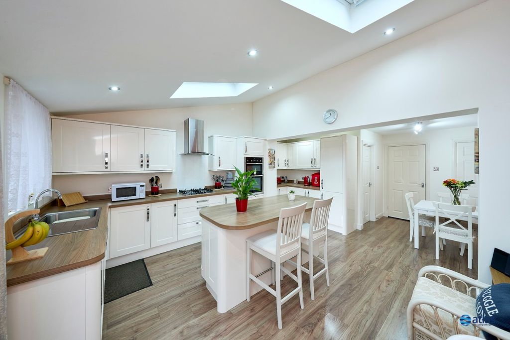 Property photo 2 of 19 Kitchen