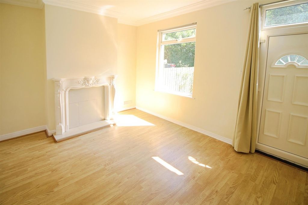Property photo 3 of 11 Lounge