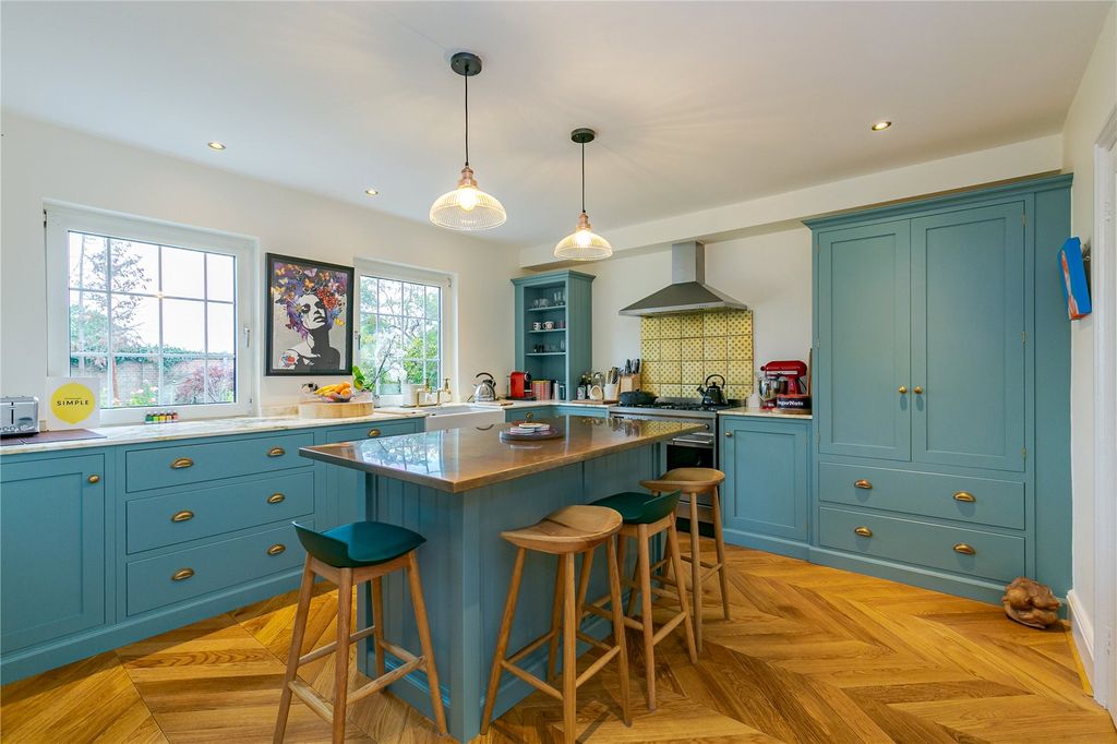 Property photo 3 of 16 Kitchen/Breakfast