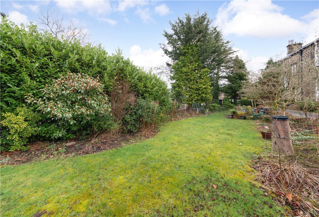 Property photo 2 of 27 Front Garden