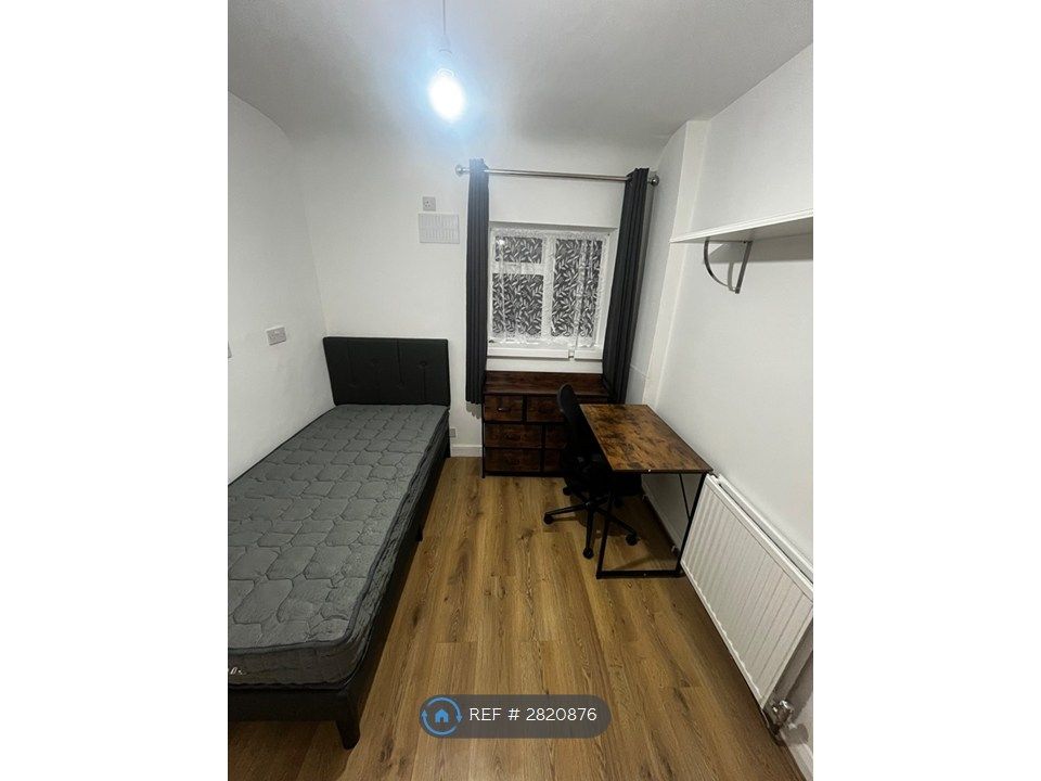 Property photo 3 of 13 Single Room With Brand New Furniture.