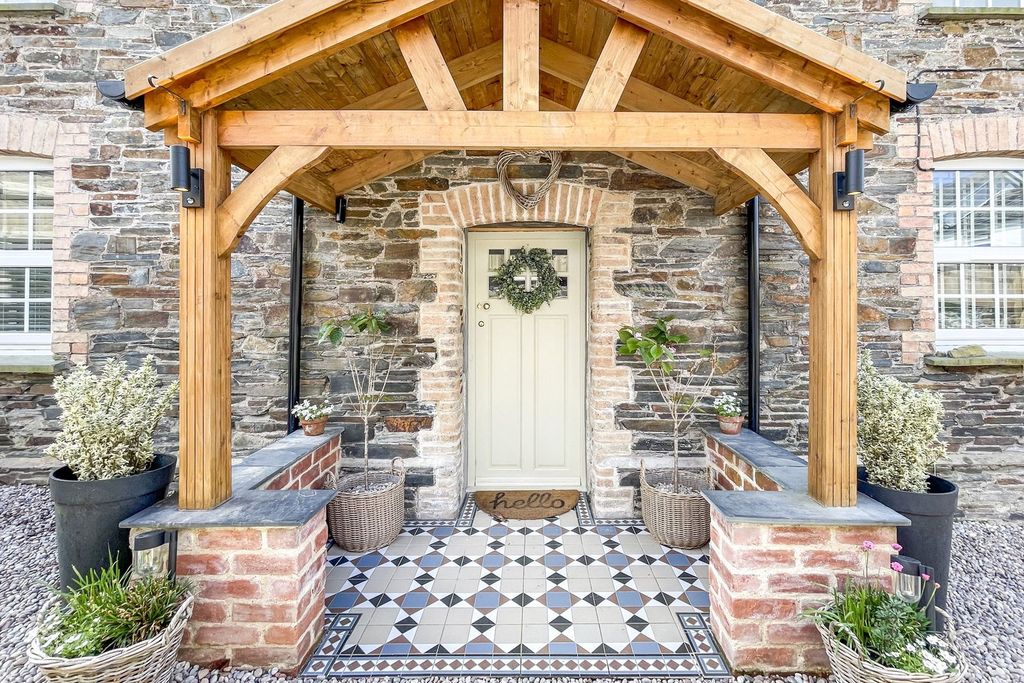 Property photo 2 of 31