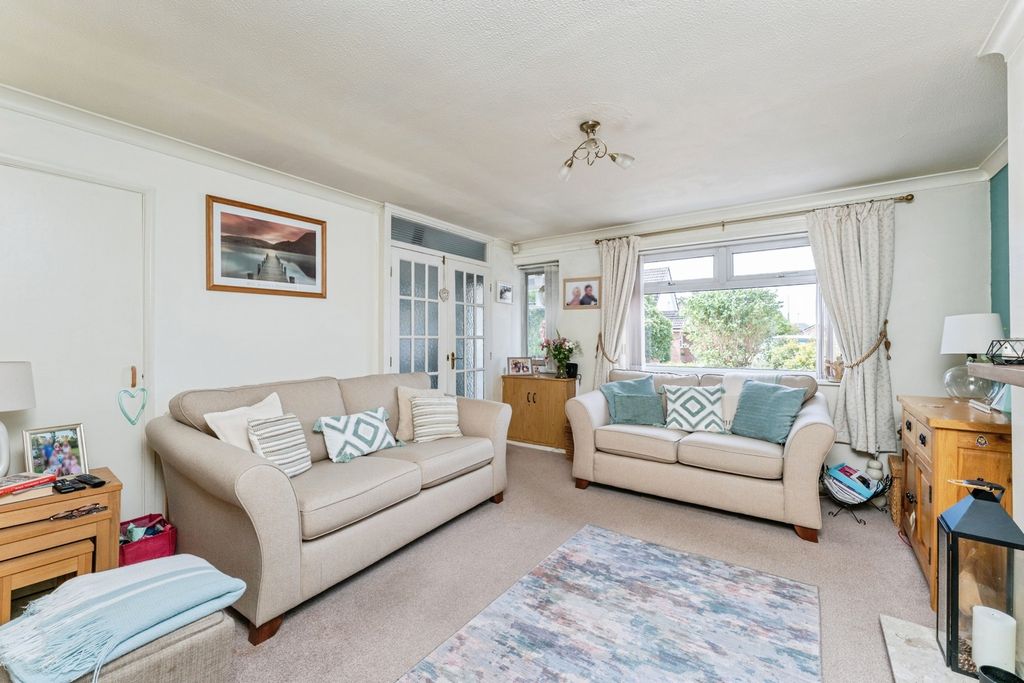 Property photo 2 of 16 Lounge