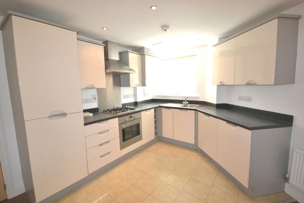 Property photo 3 of 8 Kitchen