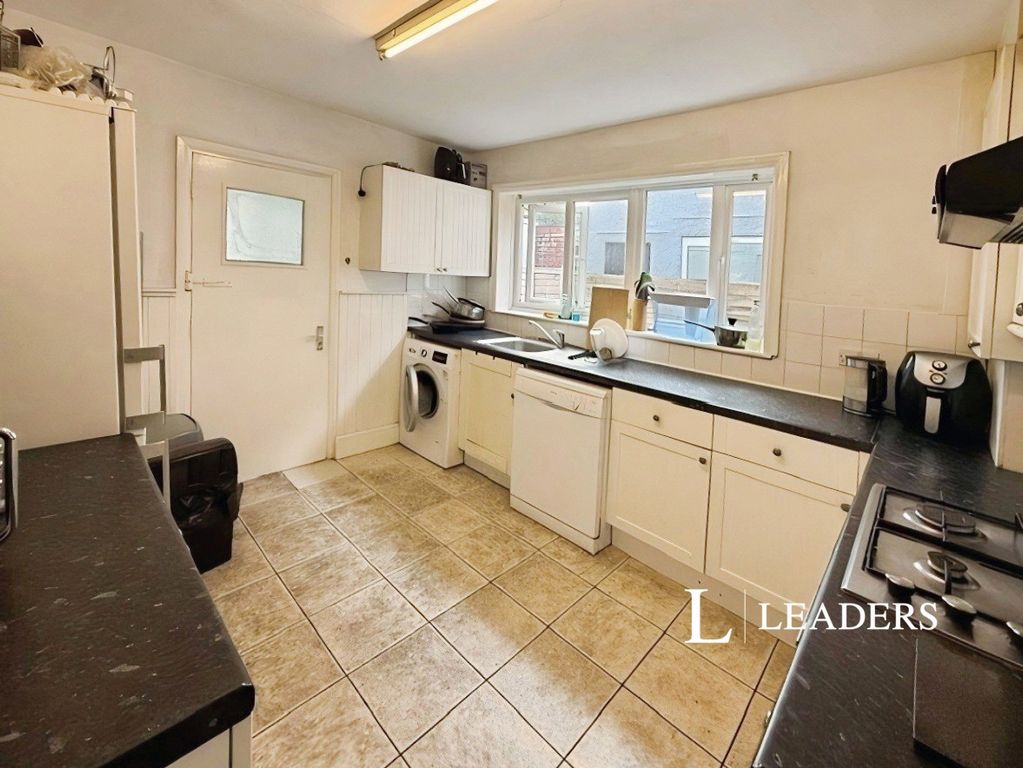 Property photo 2 of 7 Kitchen