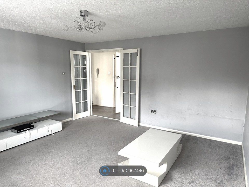 Property photo 3 of 10 Living Room