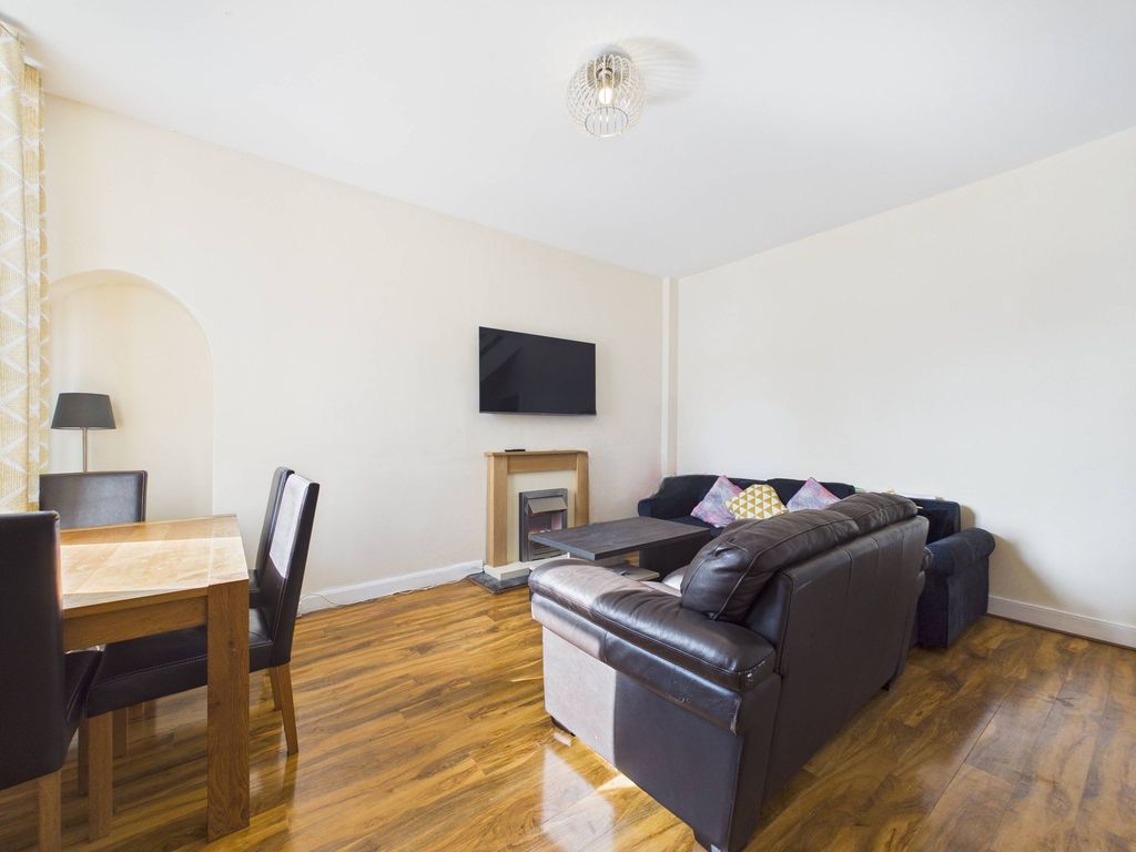 Property photo 3 of 11 Living Room